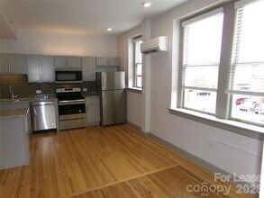 197 N 2nd St, Unit 302 in Albemarle, NC - Foto de edificio - Building Photo