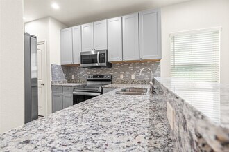 525 E Spring Valley Rd in Hewitt, TX - Building Photo - Building Photo