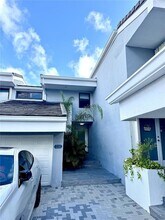 336 Poinciana Island Dr, Unit 1008 in Sunny Isles Beach, FL - Foto de edificio - Building Photo