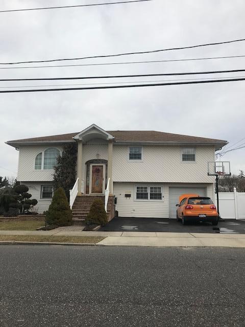 696 N Indiana Ave in Lindenhurst, NY - Building Photo