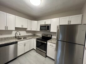 282 Grove St, Unit 03 in Auburndale, MA - Building Photo
