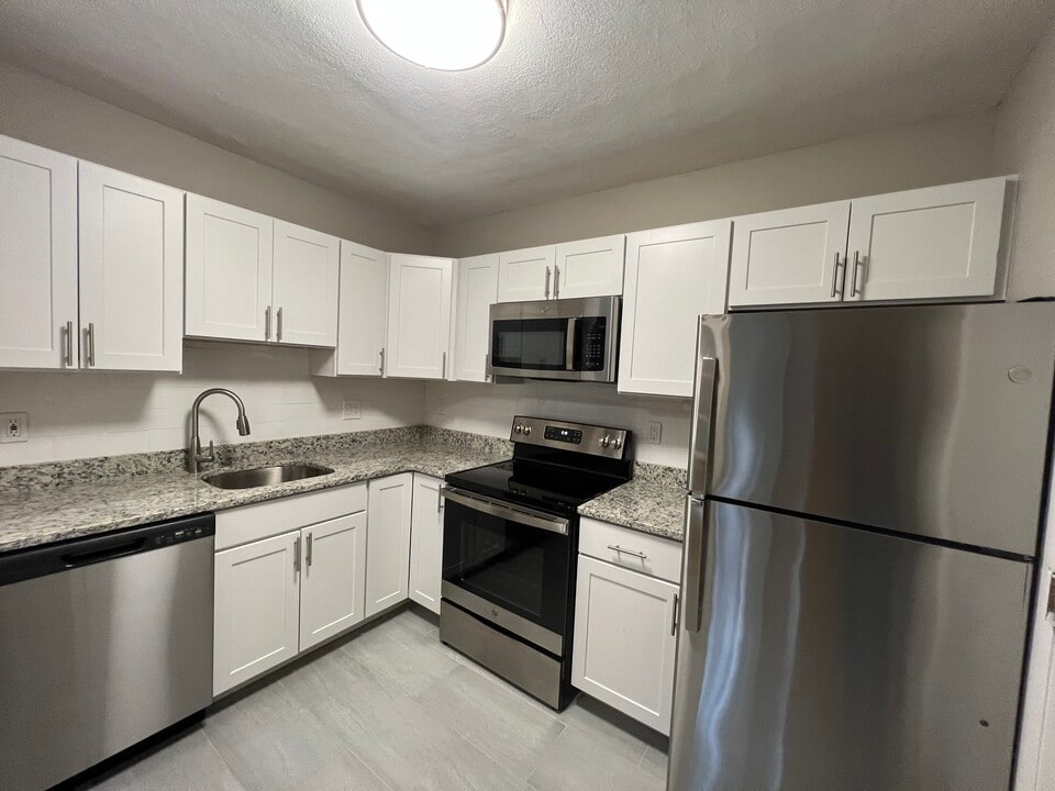 282 Grove St, Unit 03 in Auburndale, MA - Building Photo