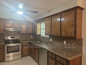 663 W Perry Dr in Mustang, OK - Building Photo - Building Photo