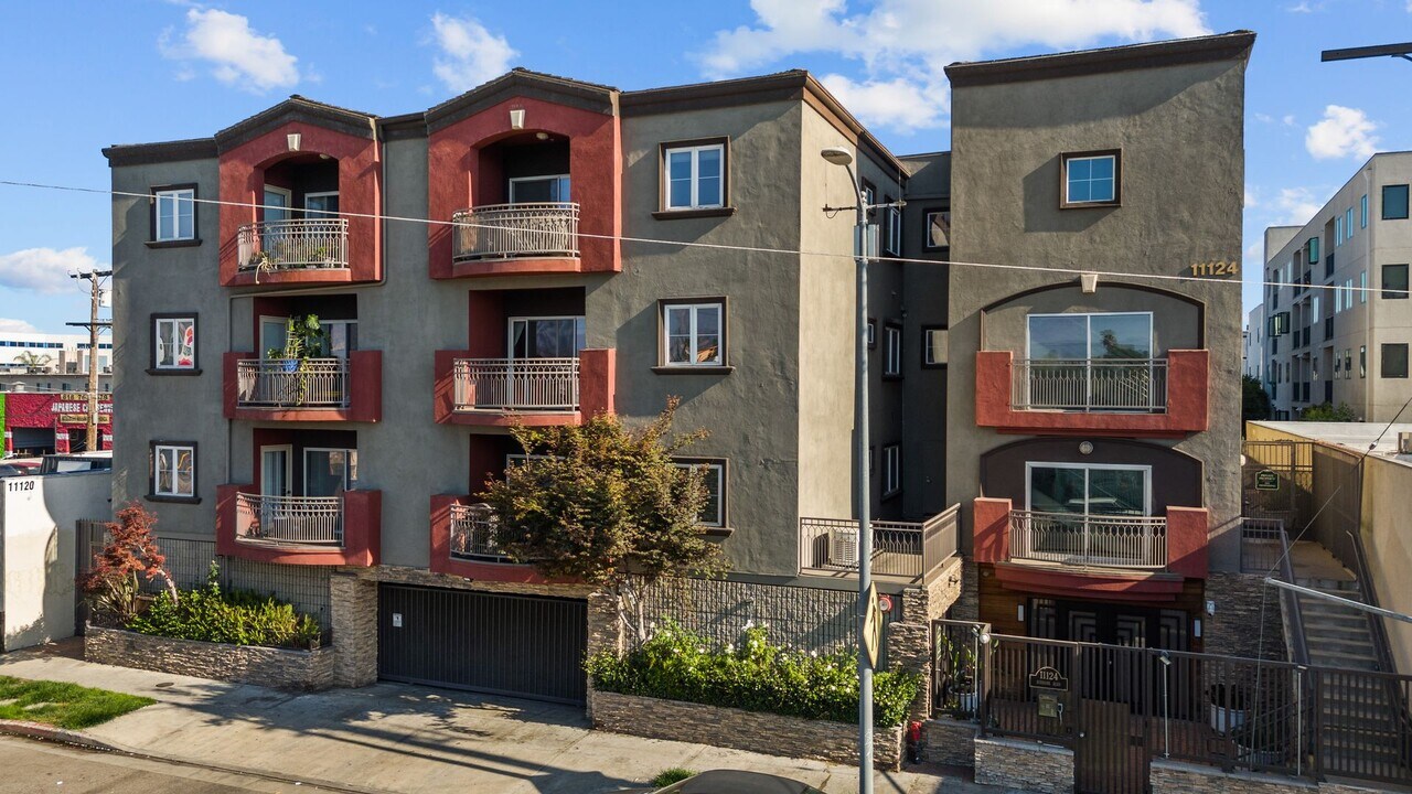 11124 Burbank Blvd in Los Angeles, CA - Building Photo