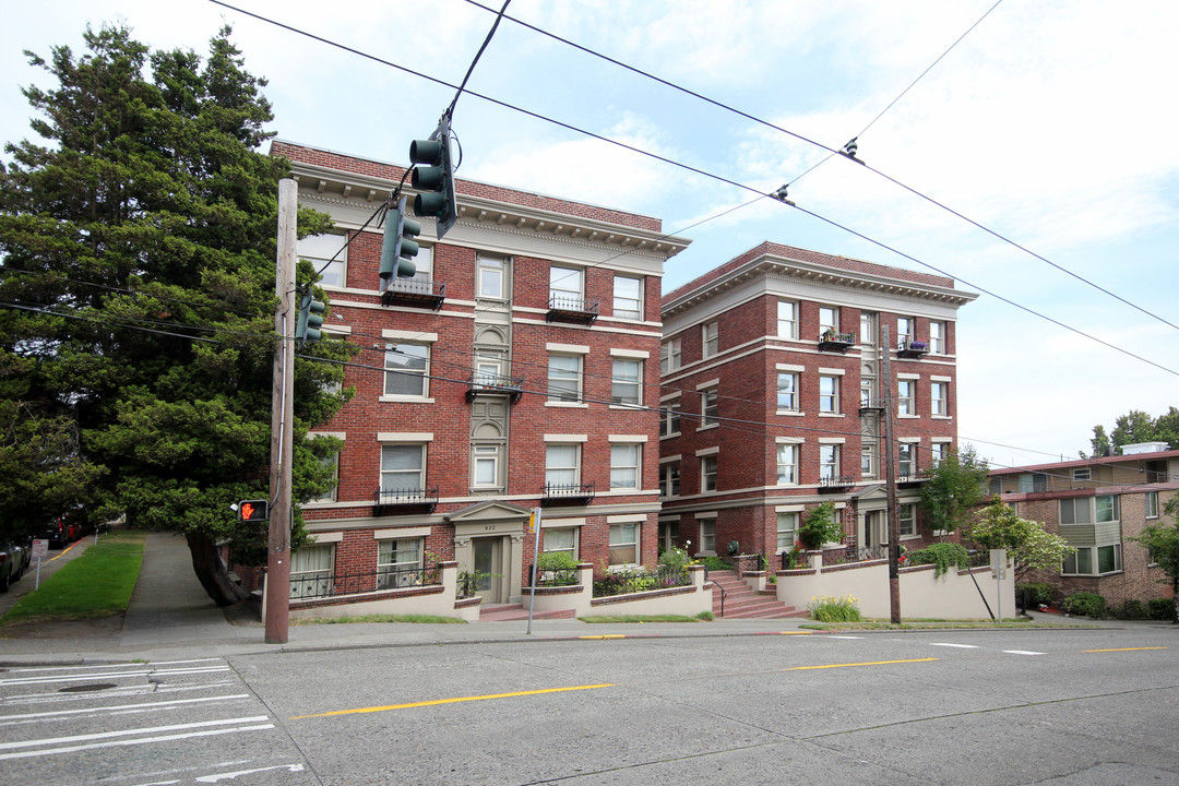 Castle Court in Seattle, WA - Building Photo