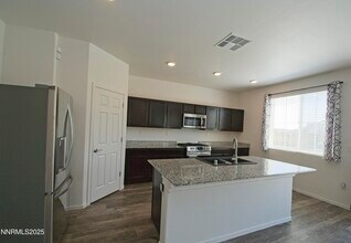 9800 Fishermans Reef Ct in Reno, NV - Building Photo - Building Photo