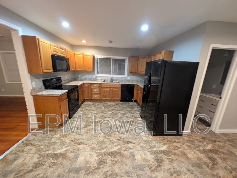 810 3rd St SE in Independence, IA - Building Photo