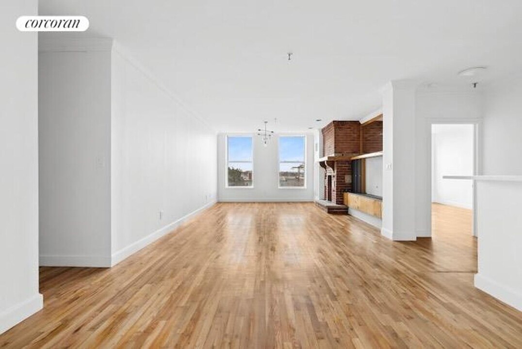 1 Tiffany Pl in Brooklyn, NY - Building Photo