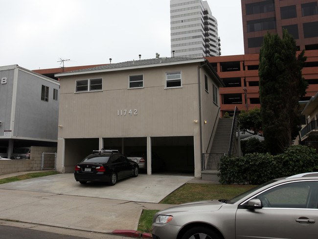 11742 Goshen Ave in Los Angeles, CA - Building Photo - Building Photo