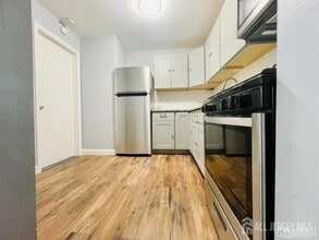 128 College Dr in Edison, NJ - Building Photo - Building Photo