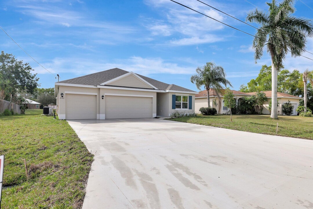 2361 SE Heathwood Cir in Port St. Lucie, FL - Building Photo