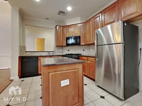 1127 Enclave Sq E in Houston, TX - Foto de edificio - Building Photo