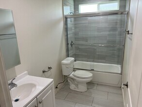 5872 Towne Ave, Unit 5872 in Los Angeles, CA - Building Photo - Building Photo