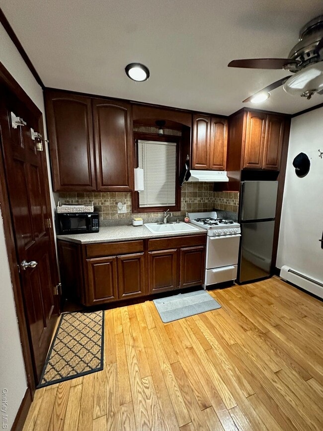 property at 2576 Parkview Pl