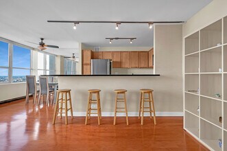 655 W Irving Park Rd, Unit 04113 in Chicago, IL - Foto de edificio - Building Photo