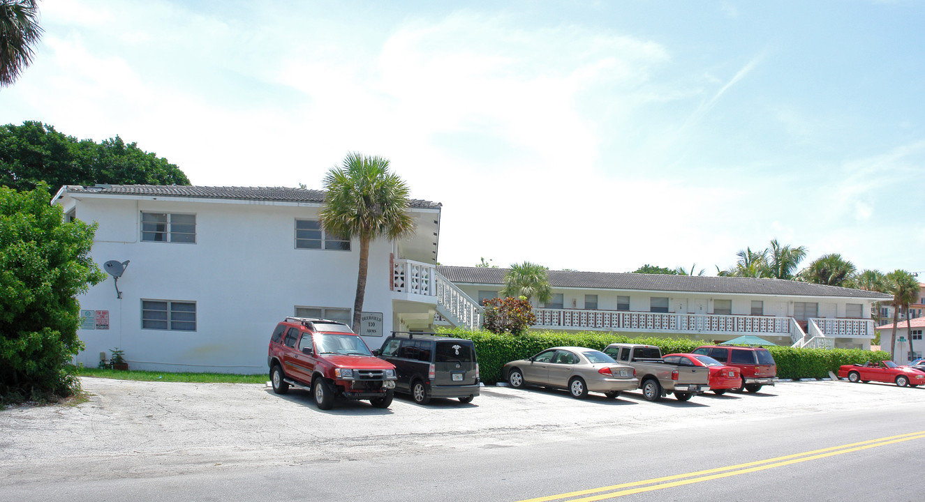 Deerfield Arms in Deerfield Beach, FL - Building Photo