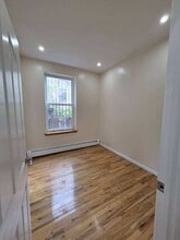 136 Pulaski St, Unit 1st Floor in Brooklyn, NY - Foto de edificio - Building Photo