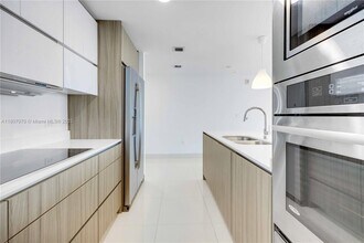 600 NE 27th St, Unit 3102 in Miami, FL - Building Photo - Building Photo