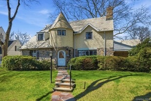 5 Seymour Pl in White Plains, NY - Building Photo