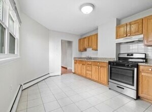 156 Lexington St, Unit #1 in Boston, MA - Foto de edificio - Building Photo