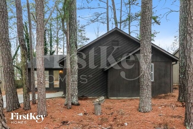 6911 Hickory Log Rd in Austell, GA - Foto de edificio - Building Photo