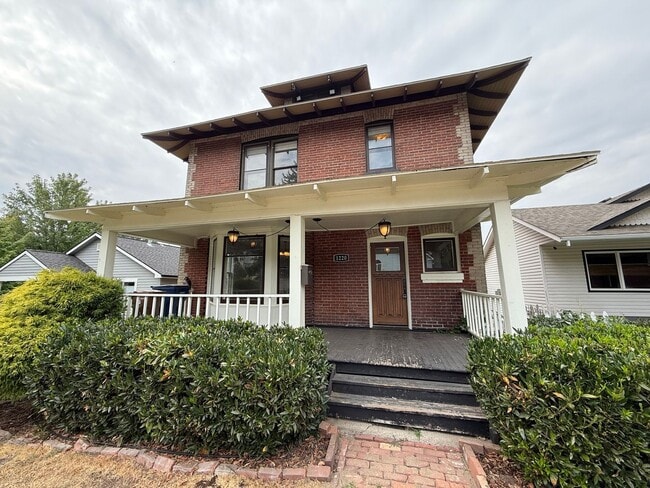 property at 1220 S Ash St