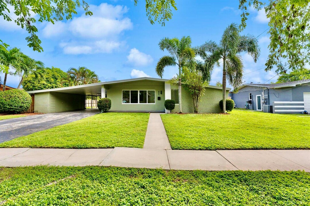 886 E Acre Dr in Plantation, FL - Foto de edificio