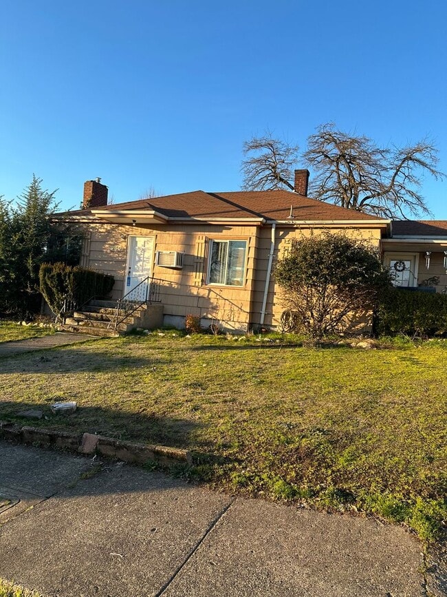 581 NE Alameda Ave in Roseburg, OR - Building Photo - Building Photo