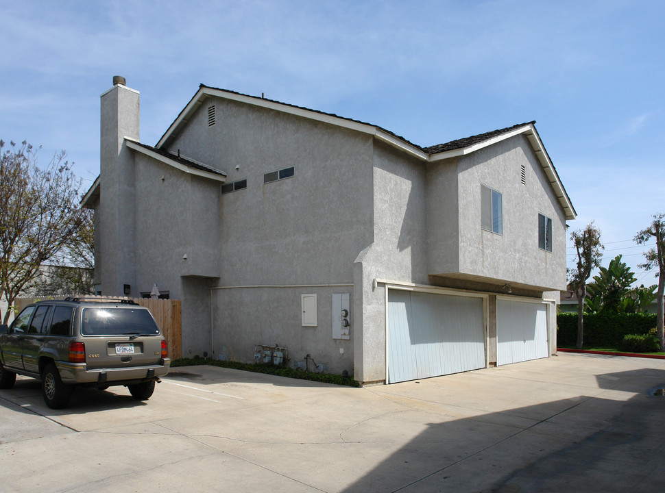 936 W 18th St in Costa Mesa, CA - Building Photo