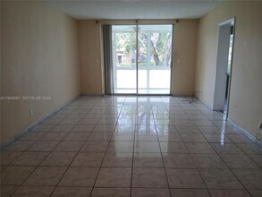 5950 Del Lago Cir in Sunrise, FL - Building Photo - Building Photo