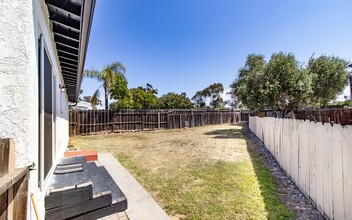 1303 Moreno Way in Oceanside, CA - Foto de edificio - Building Photo