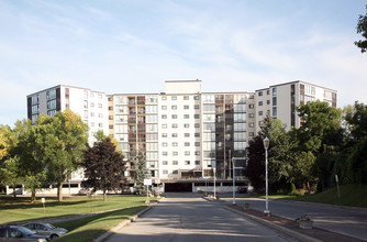 Woodlawn Towers in Guelph, ON - Building Photo - Building Photo