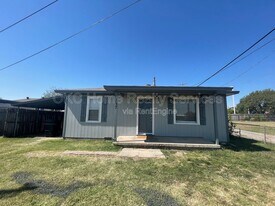 137 SE 1st St in Moore, OK - Building Photo