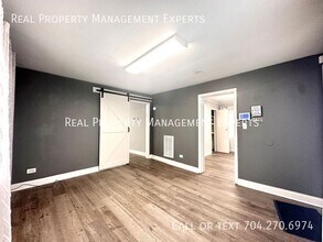 2800 Eastway Dr in Charlotte, NC - Foto de edificio - Building Photo