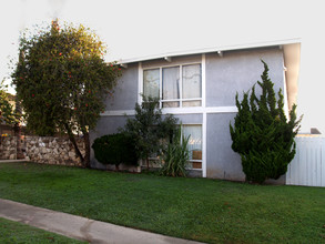 2110 Florida St in Huntington Beach, CA - Building Photo - Building Photo