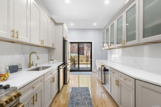 581 Decatur St in Brooklyn, NY - Building Photo - Interior Photo