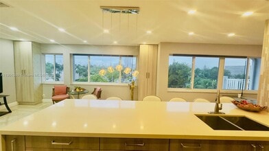 329 SE 3rd St in Hallandale Beach, FL - Building Photo - Building Photo