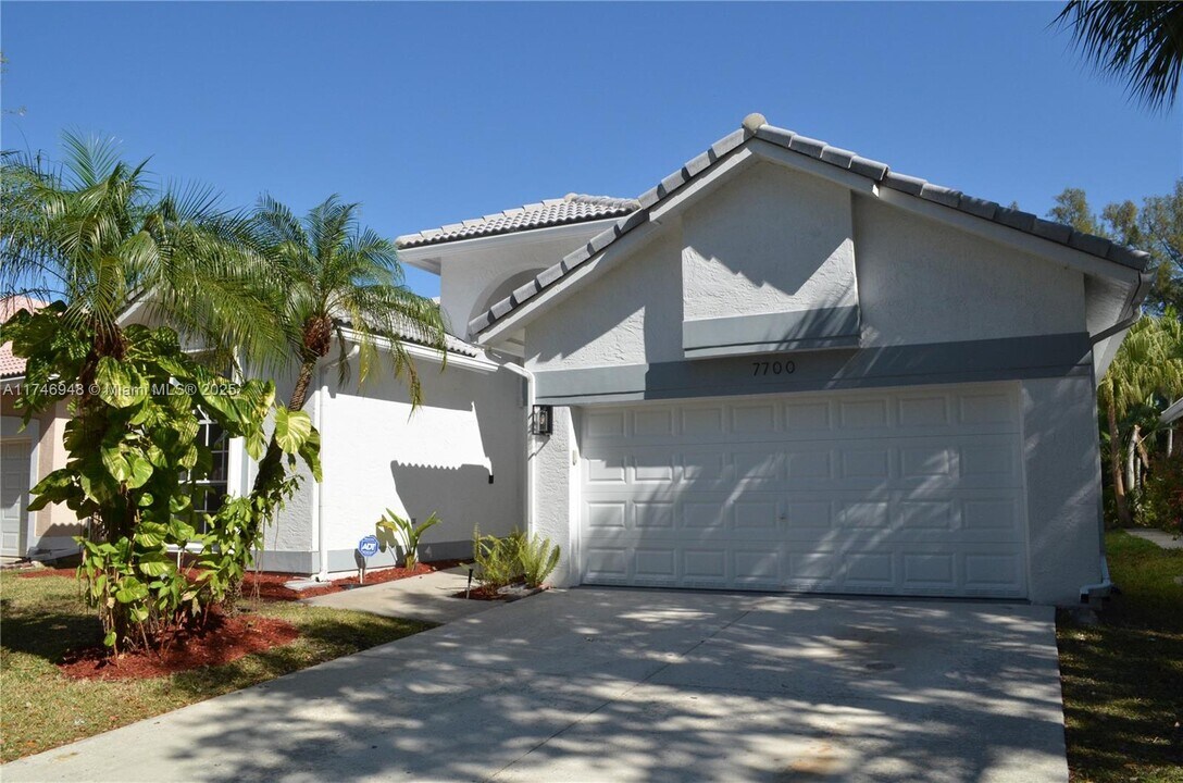 7700 NW 29th St in Margate, FL - Building Photo