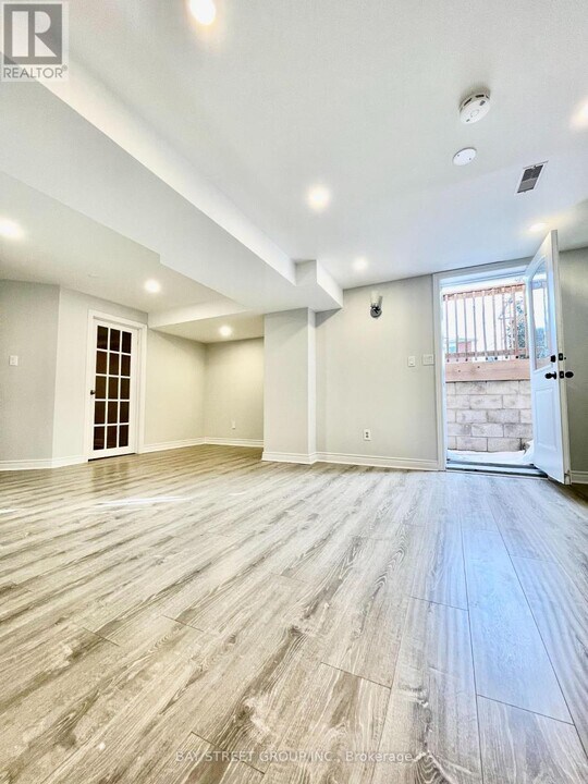 3 Teseo Ct in Richmond Hill, ON - Building Photo