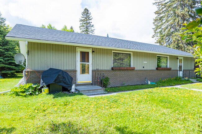 428 Cougar St in Banff, AB - Building Photo - Building Photo