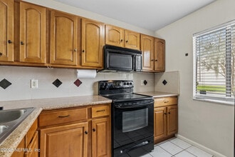 8300 Plaza Gate Ln in Jacksonville, FL - Building Photo - Building Photo