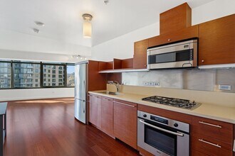 3601 S River Pkwy in Portland, OR - Building Photo - Building Photo