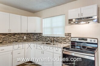 5869 Bluffman Dr in Dallas, TX - Building Photo - Building Photo