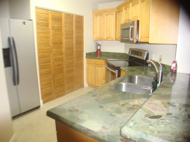 6276 186th NW St, Unit 307 in Hialeah, FL - Foto de edificio - Building Photo