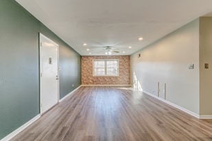 160 Cumberland Pk Ct, Unit F in Ballwin, MO - Building Photo