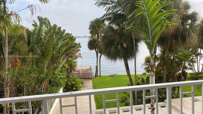 500 Bayview Dr in Sunny Isles Beach, FL - Building Photo - Building Photo