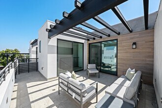 1957 1/2 S Preuss Rd in Los Angeles, CA - Building Photo - Building Photo