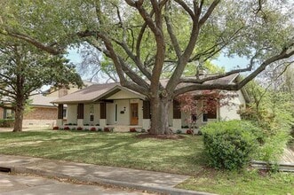 9962 Larchbrook Dr in Dallas, TX - Building Photo - Building Photo