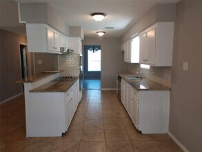 1902 Laura Ln in La Porte, TX - Building Photo - Building Photo