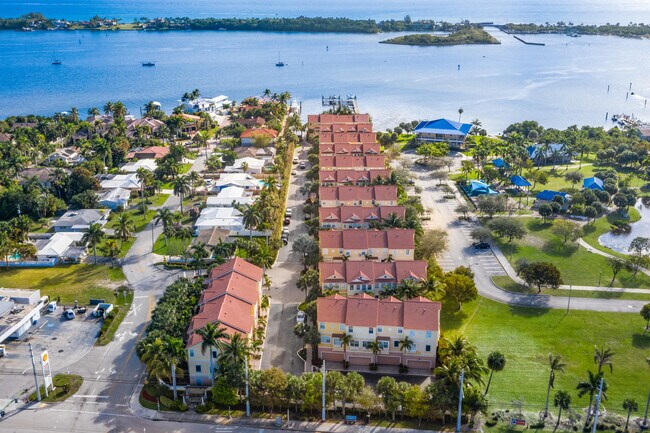 104 Harbors Way in Boynton Beach, FL - Building Photo - Building Photo